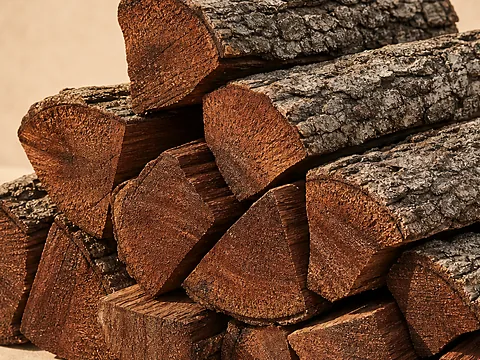 Дубовые дрова естественной сушки — крупный план торцов поленьев